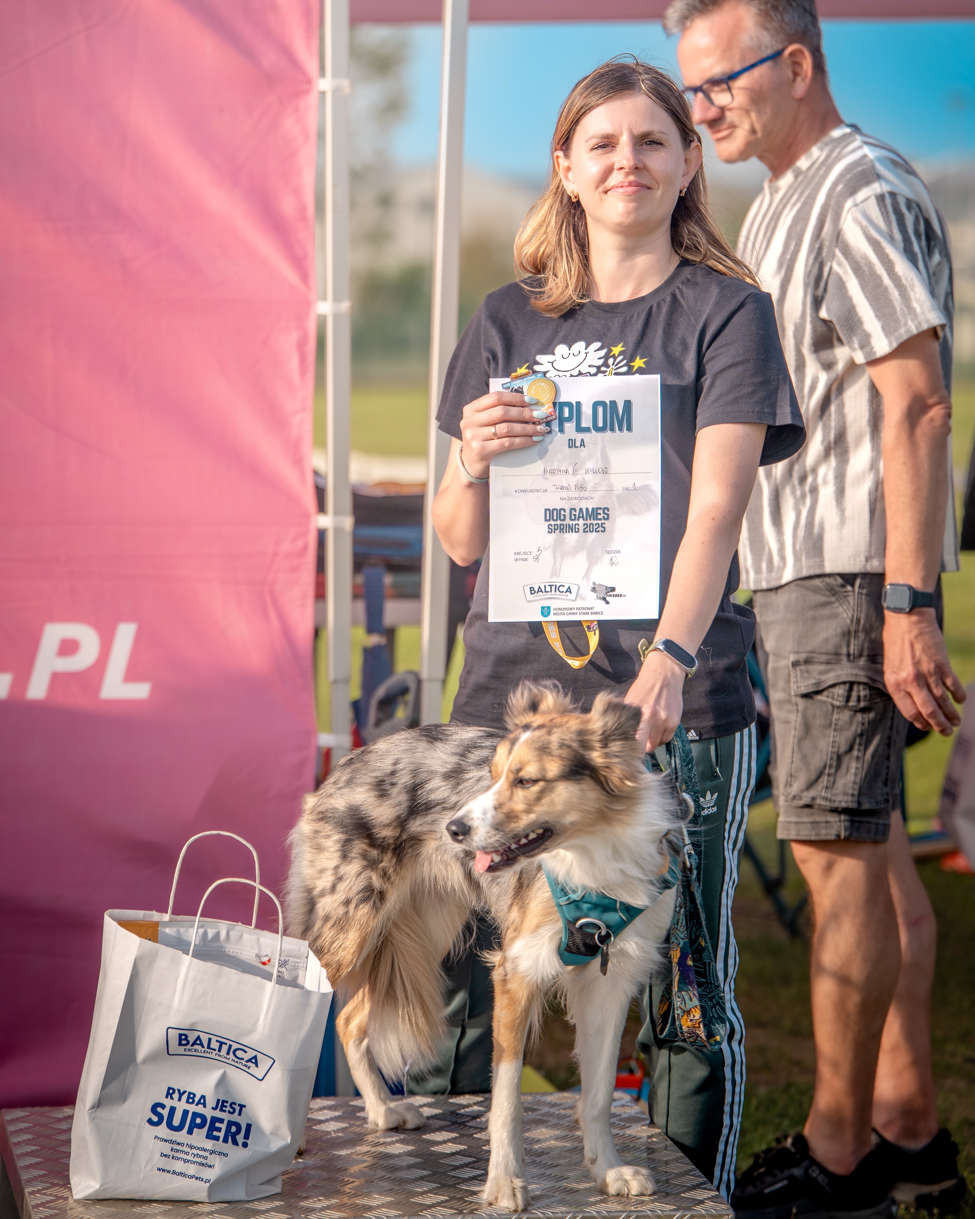 Kobieta z psem na podium